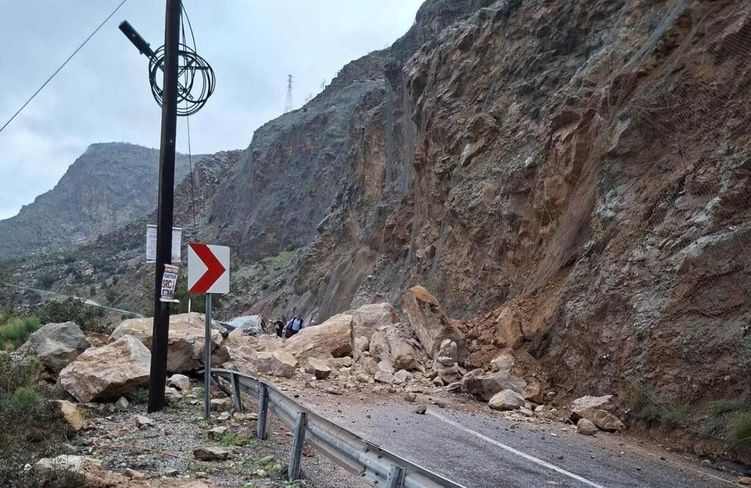 Mersin-Antalya karayolunda heyelan: Yol trafiğe kapandı, 1 yaralı