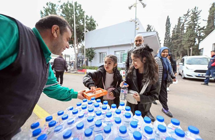 Mersin'de bayramda mezarlıklarda vatandaşlar yalnız bırakılmıyor