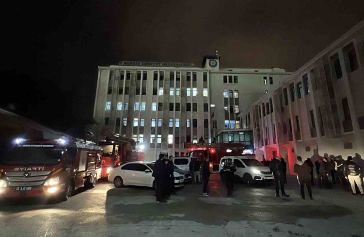 Mersin'de emniyetin ek binasında çıkan yangın büyümeden söndürüldü