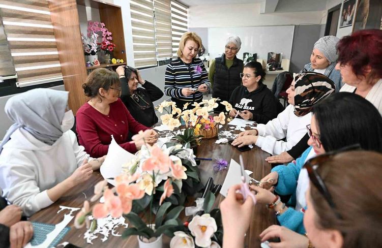 Mersin'de kadınlar yapay çiçek kursuyla üretip kazanıyor