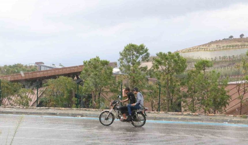 Antakya’da yağışlı hava etkisini gün boyu sürdürdü