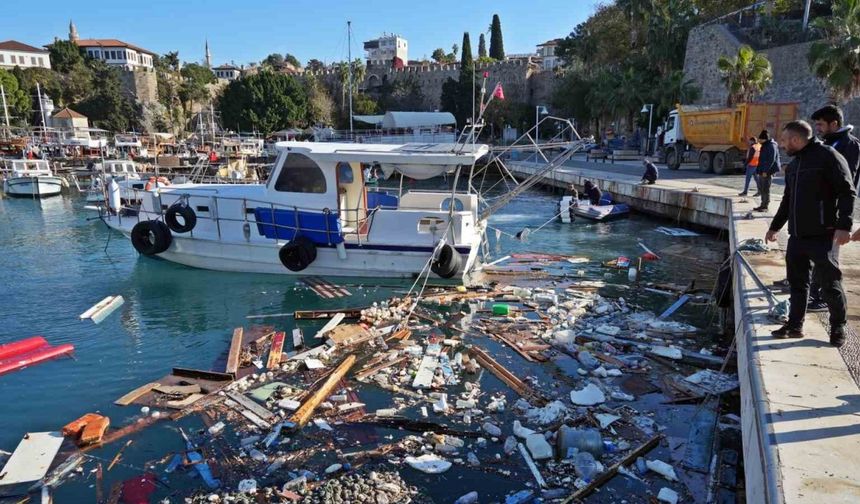 Antalya’da denizin üzerindeki tekne ve ağ parçaları fırtınanın boyutunu gözler önüne serdi