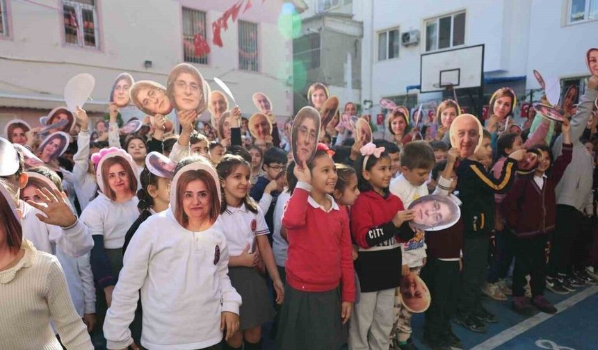 İskenderun’da öğrencilerden öğretmenlerine maskeli sürpriz