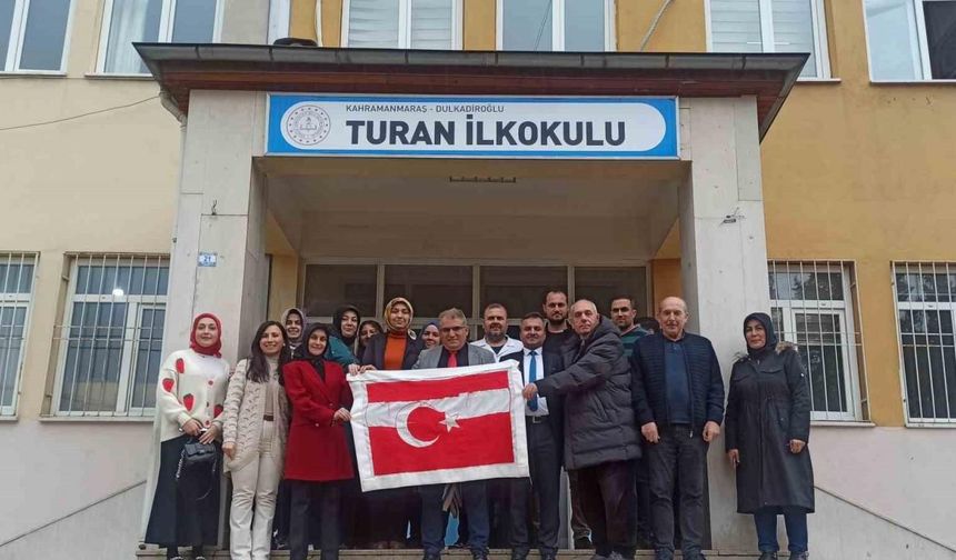 Kahramanmaraş’ta 7’den 77’ye el birliğiyle ilmek ilmek Türk Bayrağı