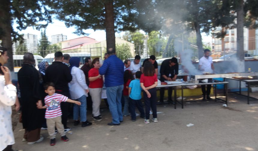 Adana'da okul bahçesinde kebap dumanları yükseldi
