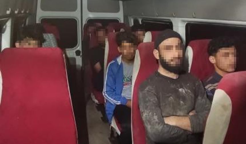Hatay’da 11 kaçak göçmen minibüste yakalandı