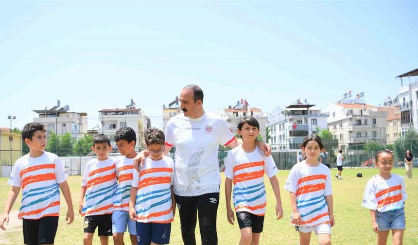 Konyaaltı Belediye Başkanı Cem Kotan, çocuklarla futbol oynadı