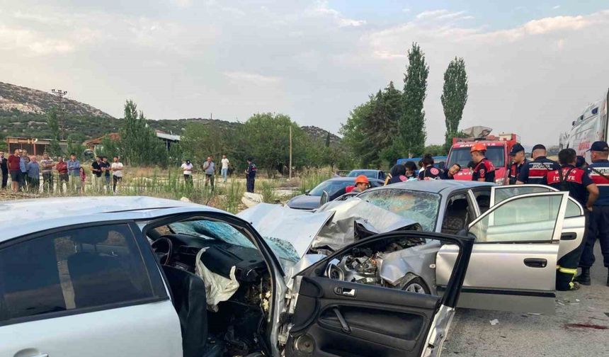 Burdur’da iki otomobil kafa kafaya çarpıştı: 1 ölü, 9 yaralı