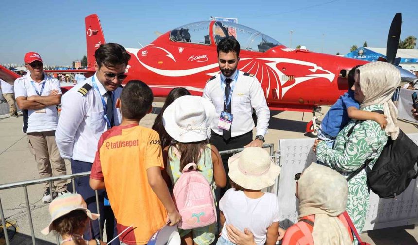 Pilotaj öğrencileri TEKNOFEST’te çocuklara uçakları tanıttı