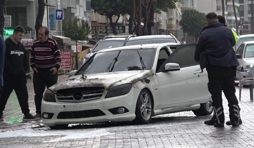 Alanya’da park halindeki lüks otomobil yandı