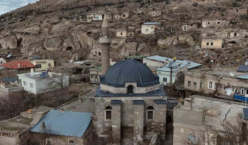 571 yıllık cami dimdik ayakta