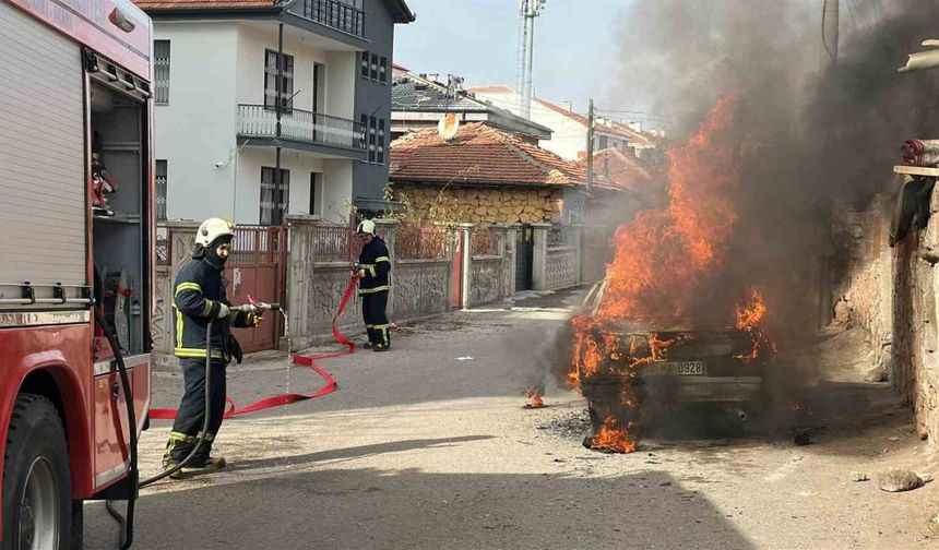 Aksaray’da park halindeki araç alev alev yandı