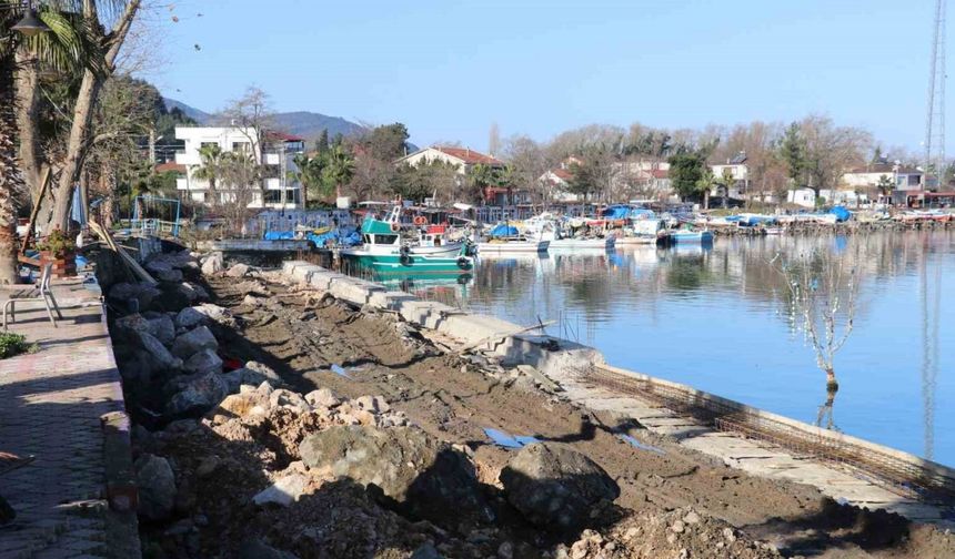 Balıkçı barınağının kaçak yapıları yıkıldı, yenilme çalışması başlatıldı