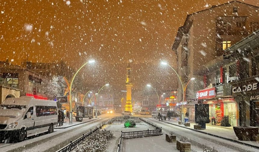 Bayburt kent merkezi beyaza büründü, çocuklar karın tadını çıkarttı