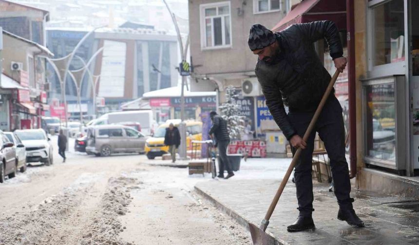 Bayburt’a yeni yılın ilk karının yağmasıyla kent beyaz örtüyle kaplandı