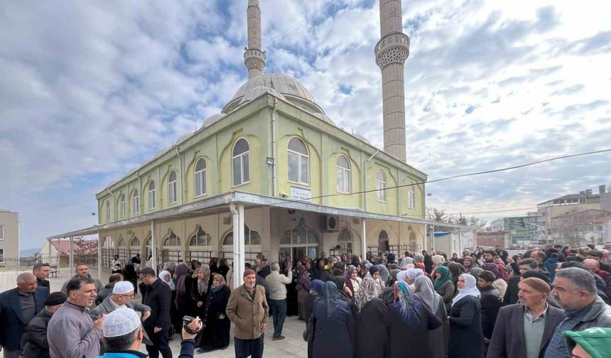 Besni’de umreciler dualarla uğurlandı