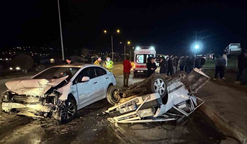 Fiat Tofaş kazada demir yığınına döndü, 3 kişi yaralandı