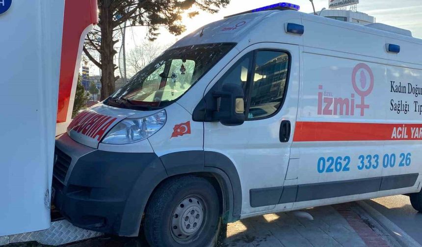 İçinde bebek olan ambulans kaza yaptı