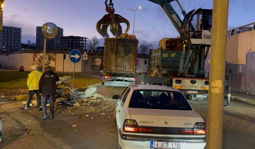 Kamyonun üzerindeki yükler alt geçide takıldı: Trafik kilitlendi