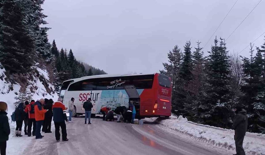 Kartalkaya yolunda kontrolden çıkan yolcu otobüsü yolu kapattı