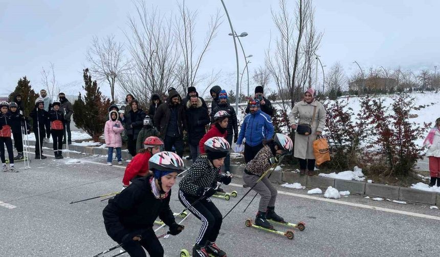 Muş’ta kayaklı koşu yarışması asfalt yolda yapıldı