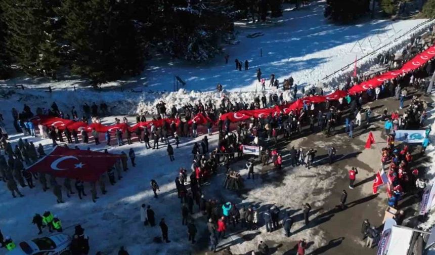 Sarıkamış şehitleri için Kulakkaya Yaylası’nda Türk bayrağı ile yürüdüler