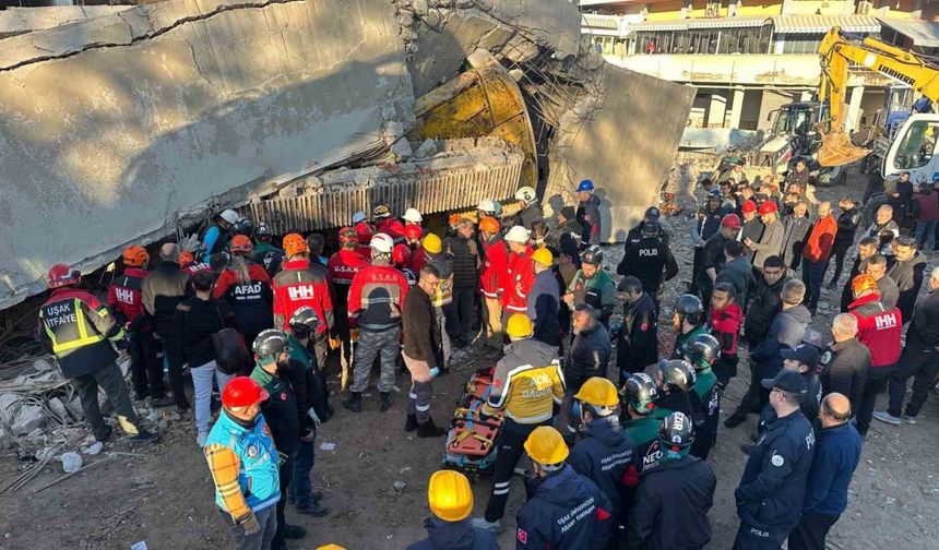 Uşak’ta enkaz altında kalan iş makinesi operatörünün cansız bedenine ulaşıldı