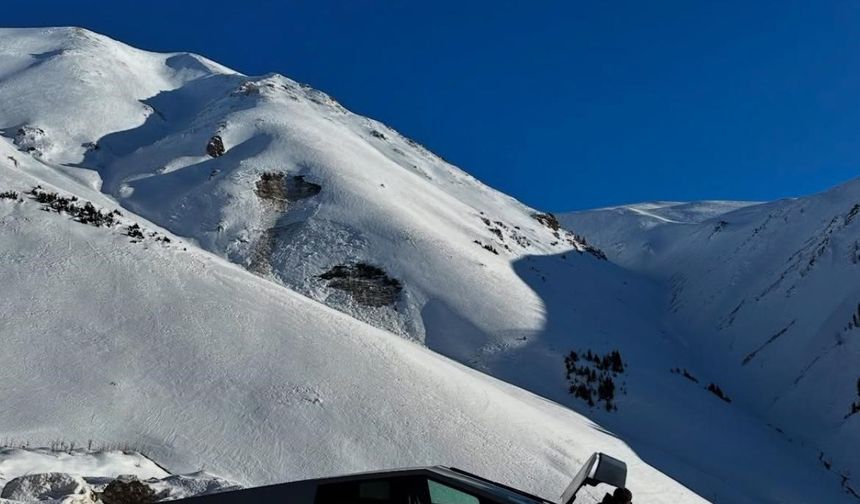 Uzungöl’ün karlı dağlarında görülen Tesla Cybertruck görenleri hayrete düşürdü