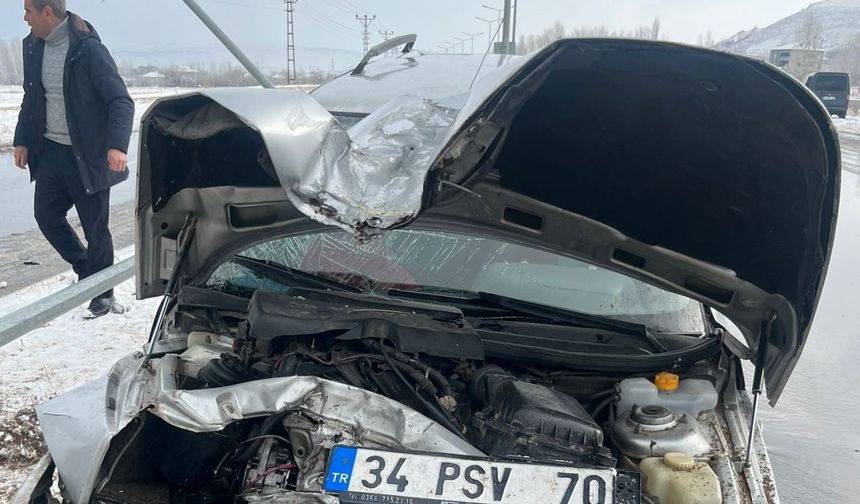 Van’da aydınlatma direğine çarpan otomobildeki 4 kişi yaralandı