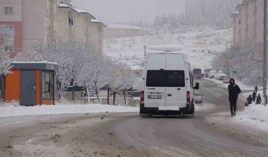 Van’da kar yağışı hayatı olumsuz etkiledi