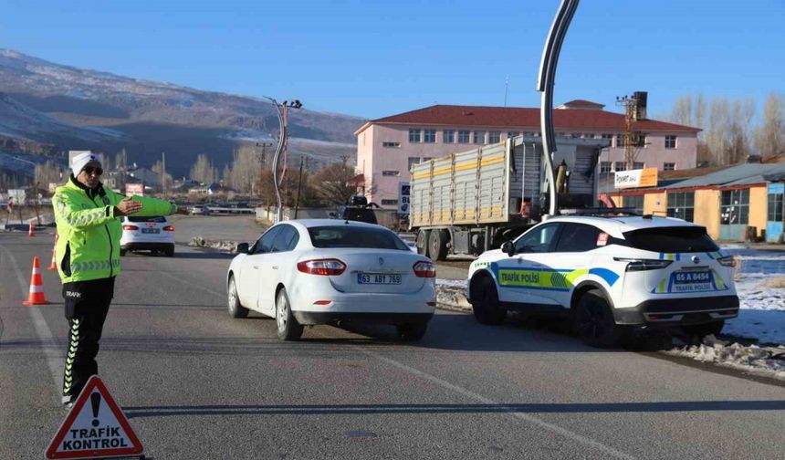 Van’ın Muradiye ilçesinde sorgulanan 585 araçtan 193 sürücüye işlem uygulandı