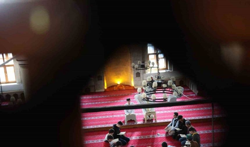 14 asırlık mukabele geleneğini genç hafızlar sürdürüyor
