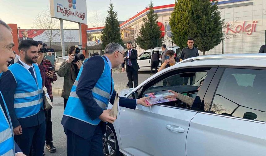 Bakan Işıkhan, sürücülere iftariyelik dağıttı