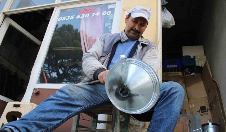 Bir metrekarelik dükkanda ekmeğini çıkarıyor
