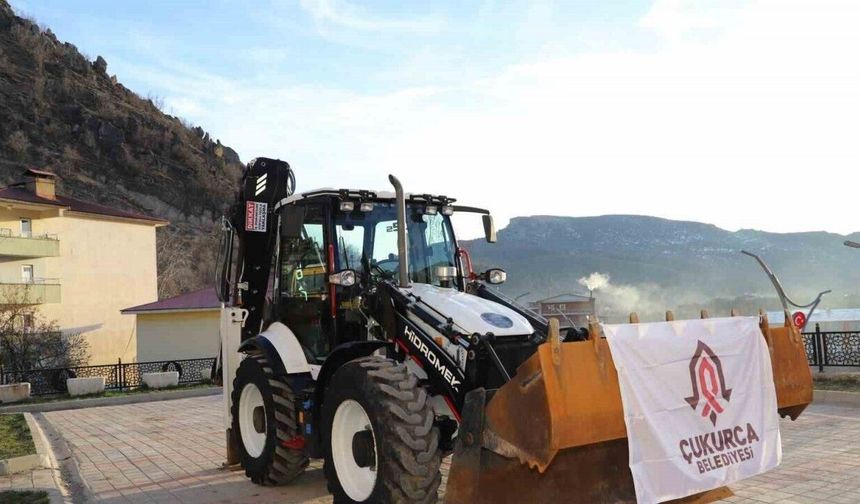 Çukurca Belediye Başkanı Demir, şirket aracını belediyeye tahsis etti