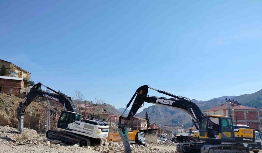 Keban’da molozlar ilçe dışına taşınıyor