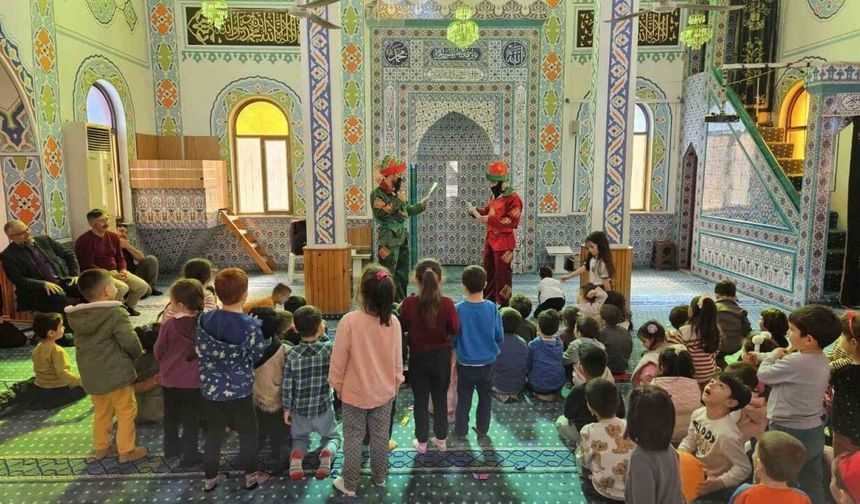 Köşk Müftülüğü camiyi oyun parkına çevirdi, mihrapta imam yerine Hacivat-Karagöz yer aldı