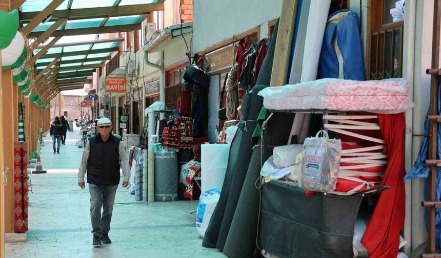 63 yıllık çadırcı Eroğlu: "Altın gibi mesleğe işçi bulamıyoruz"