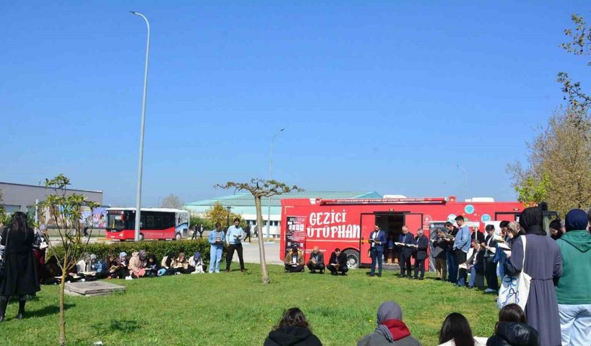 Akademisyenler ve öğrenciler kitap okudular
