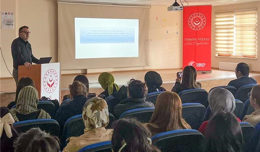 Ardahan’da Türkiye aile yüzyılı kapsamında söyleşi düzenlendi