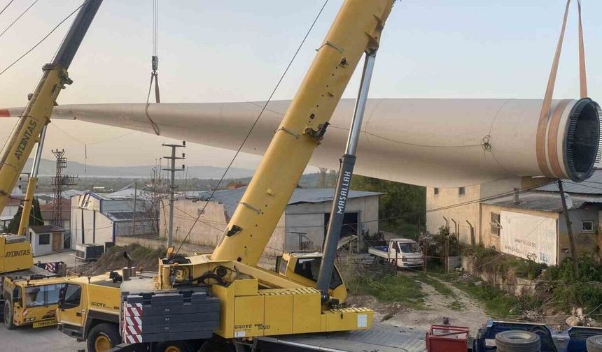 Çanakkale’de fabrika üzerine devrilen rüzgar gülü 9 saatlik çalışmayla kaldırıldı