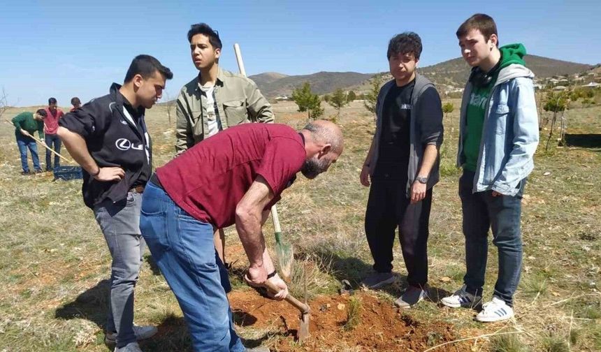 Hüyük’te şehitler anısına fidanlar toprakla buluşturuldu