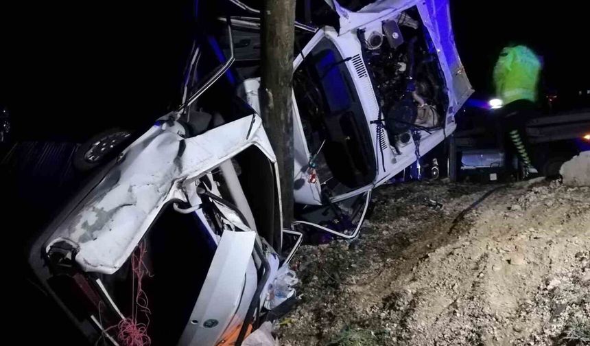 Malatya’da otomobil aydınlatma direğine çarptı: 1 ölü, 2 yaralı