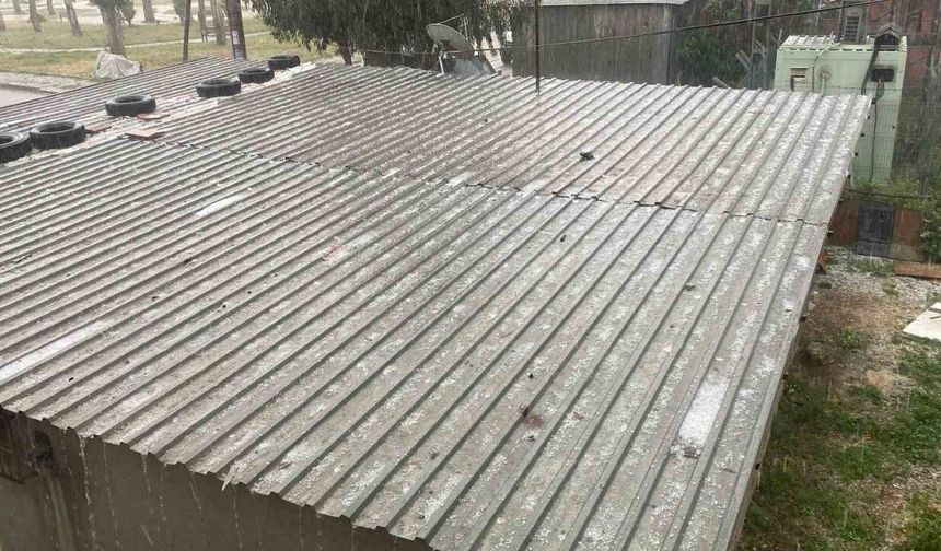 Mersin’de kuvvetli yağış hayatı olumsuz etkiledi