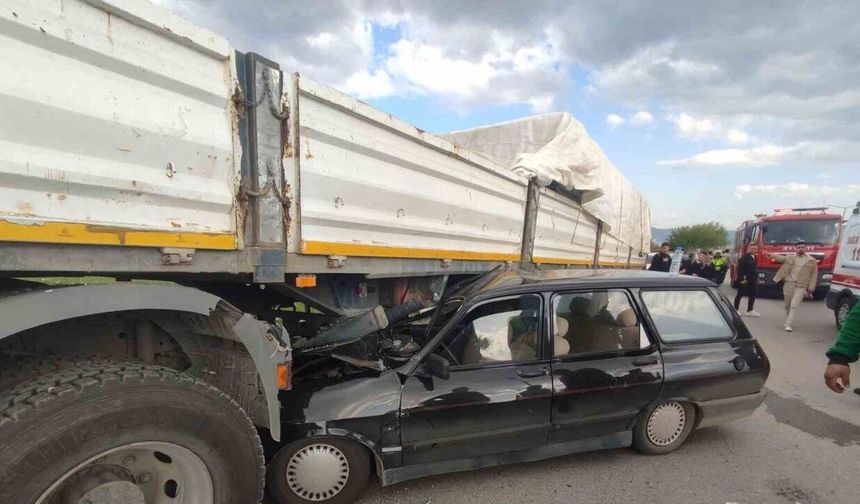 Otomobil tırın altına girdi: 2 yaralı
