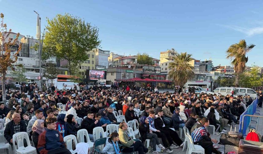 Pendik sahil meydanında final coşkusu ve hüzün bir arada