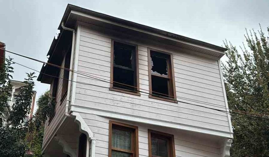 Sarıyer’de ahşap binada korkutan yangın: Muhtar yangını canlı yayınla duyurdu