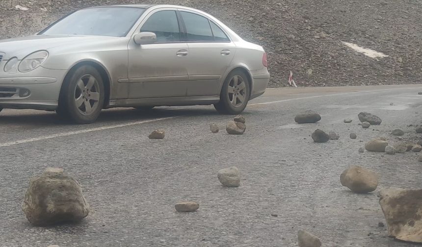 Van’da kara yoluna düşen taşlar tehlike oluşturuyor