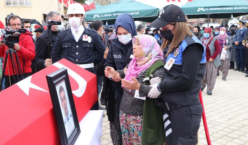 Gara şehidinin vefat eden annesi, oğlunun yanına defnedildi