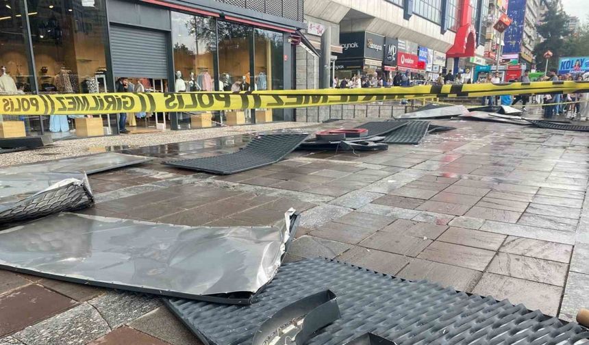 Ankara’da fırtına mağazanın talelasını uçurdu